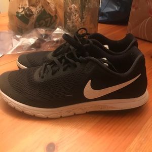 Nike black tennis shoes